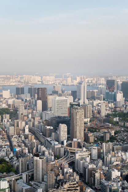 昼間の高角度の美しい街の風景