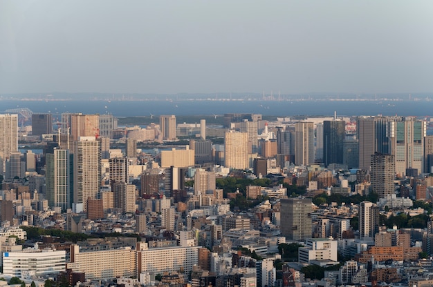 高層ビルのある高角度の美しい街の風景