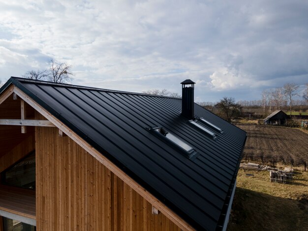 木造住宅の高角度の美しい屋根