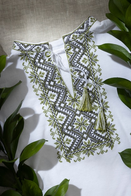 緑の刺繍が施されたハイアングルの美しいシャツ