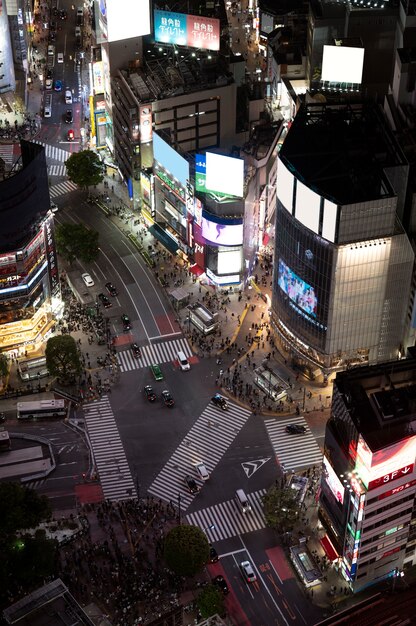 夜間の高角度の美しい高層ビル