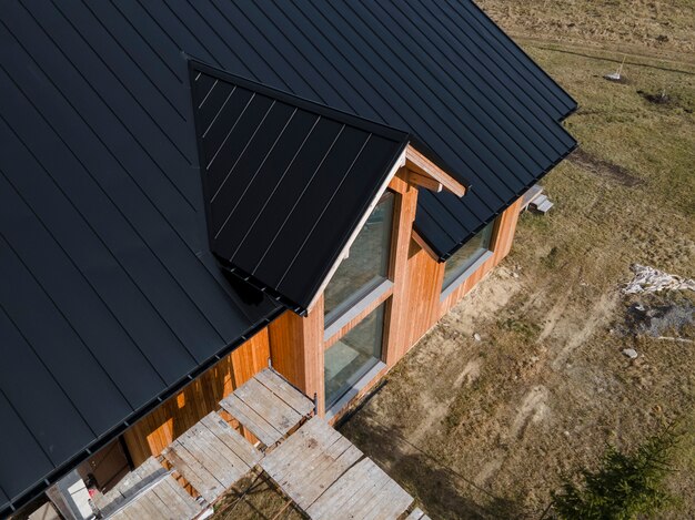 新しい屋根のハイアングル美しい木造住宅