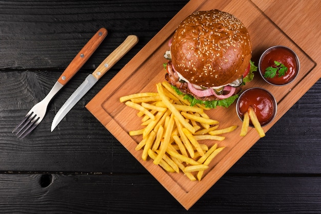 フライドポテトとケチャップソースが付いたハイアングルビーフバーガー