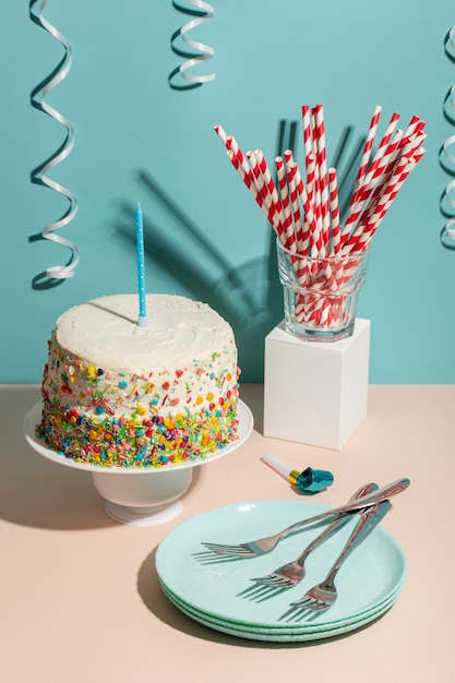 하이 앵글 생일 케이크와 파란색 접시
