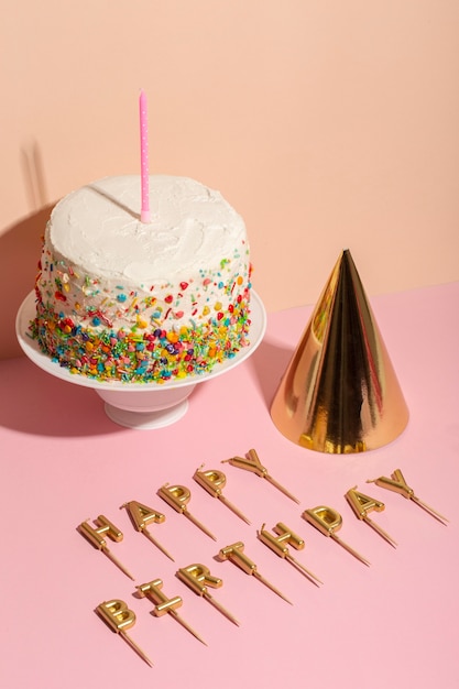 하이 앵글 생일 케이크와 양초