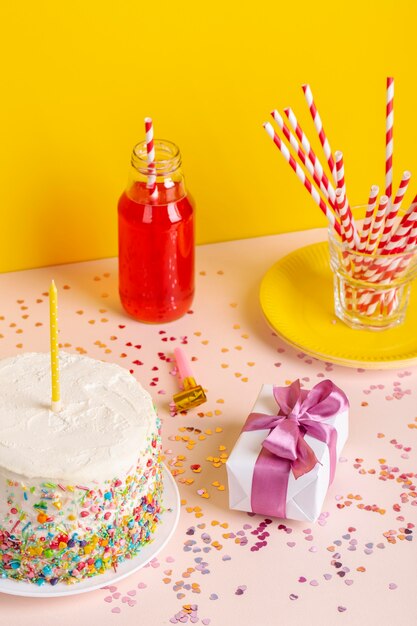 Торт на день рождения под высоким углом и подарок