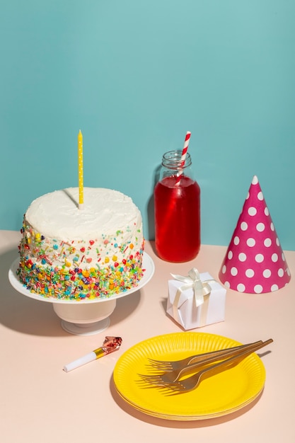 Foto gratuita torta di compleanno ad alto angolo e cappello da festa