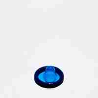 Бесплатное фото Высокий угол синий презерватив на белом фоне