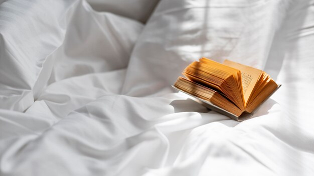 침대 시트에 높은 각도 책