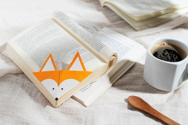 Foto gratuita libri ad alto angolo e tazza di caffè