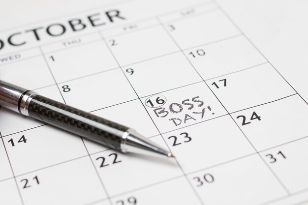 Распределение дня босса под высоким углом в календаре