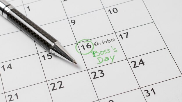 Распределение дня босса под высоким углом в календаре
