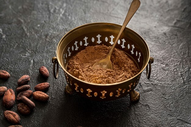 Foto gratuita alto angolo di ciotola con cacao in polvere e fave di cacao