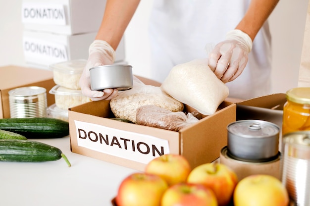 Foto gratuita alto angolo di scatola preparato per la donazione