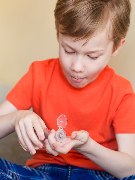 手の消毒剤を使用してハイアングル少年