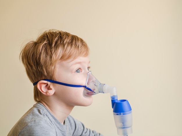 Free photo high angle boy with oxygen mask