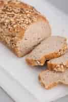 Бесплатное фото Высокий угол ломтики хлеба с семенами