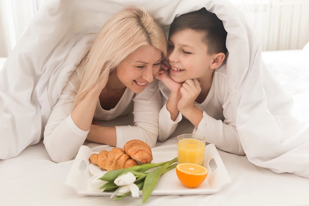 Foto gratuita colazione ad alto angolo a letto per la madre