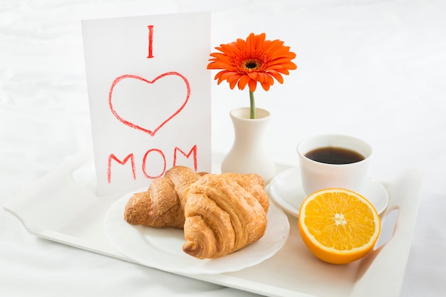 Foto gratuita prima colazione dell'angolo alto a letto il giorno di madri