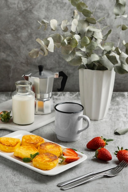 Foto gratuita colazione ad alto angolo e latte