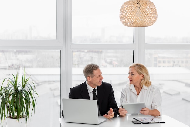 Free photo high angle business meeting at office