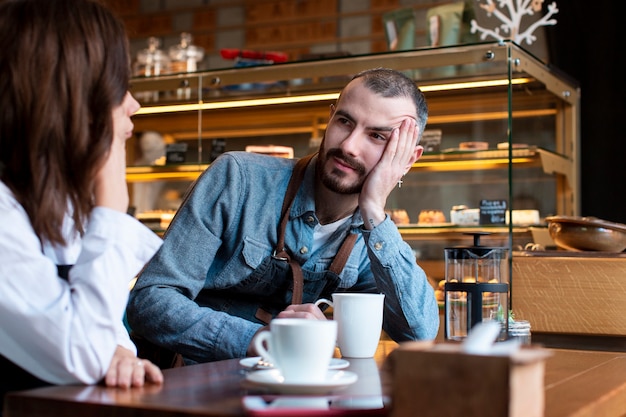 Foto gratuita comunicazione di partner commerciali di alto angolo