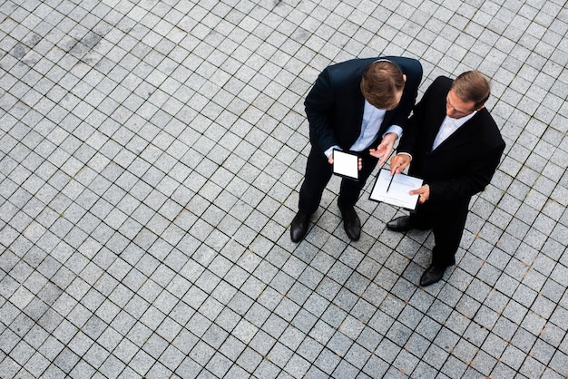 Free photo high angle businessman discussing