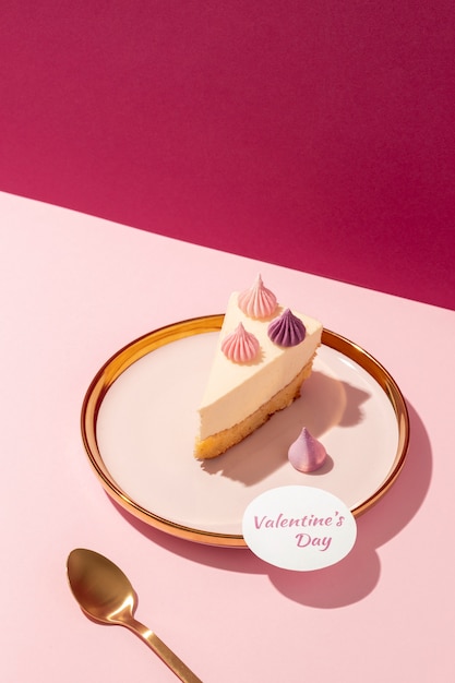 Высокий угол куска торта на тарелке на день святого валентина с копией пространства
