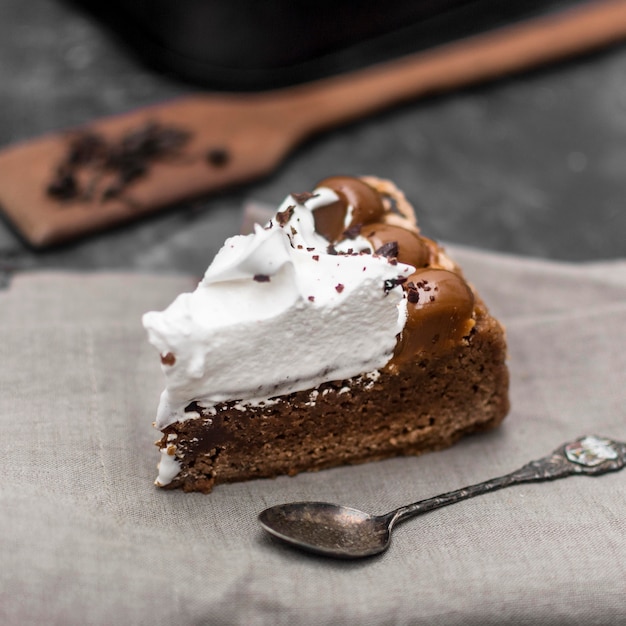 Free photo high angle of cake slice with spoon and cloth