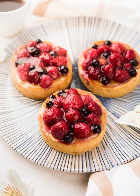 Foto gratuita torte ad alto angolo con frutta