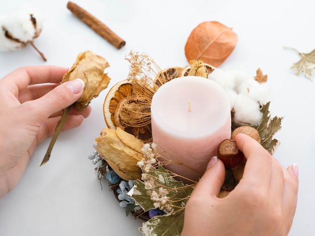 Foto gratuita alto angolo di decorazione di candele