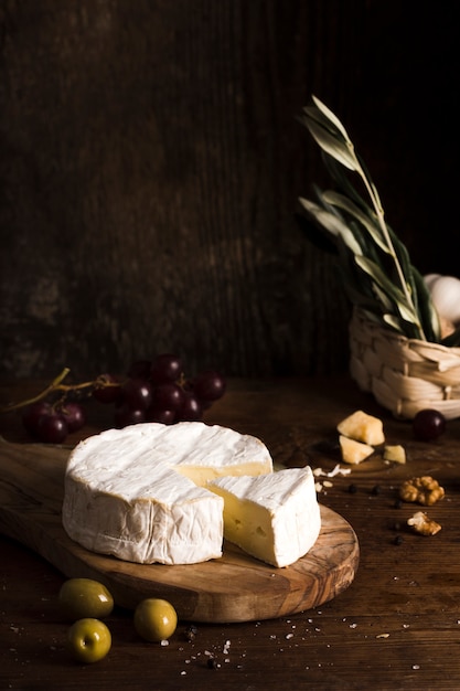 テーブルの上の高角チーズの配置