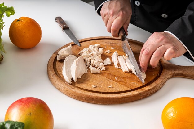 Foto gratuita alto angolo di chef taglio di carne