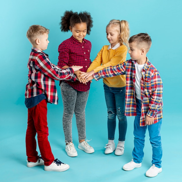 Foto gratuita i bambini dell'angolo alto che fanno la stretta di mano