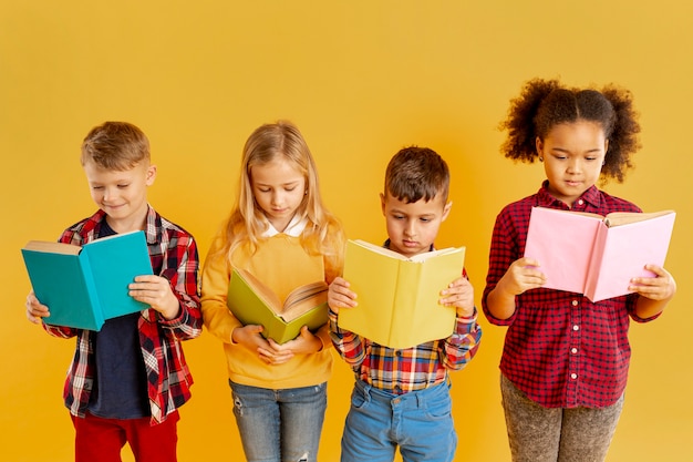 Lettura per bambini ad alto angolo