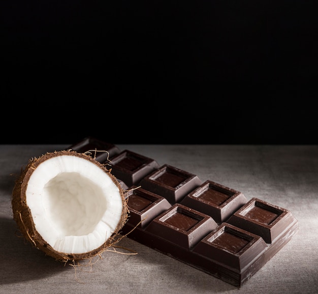 Foto gratuita barretta di cioccolato e cocco ad alto angolo