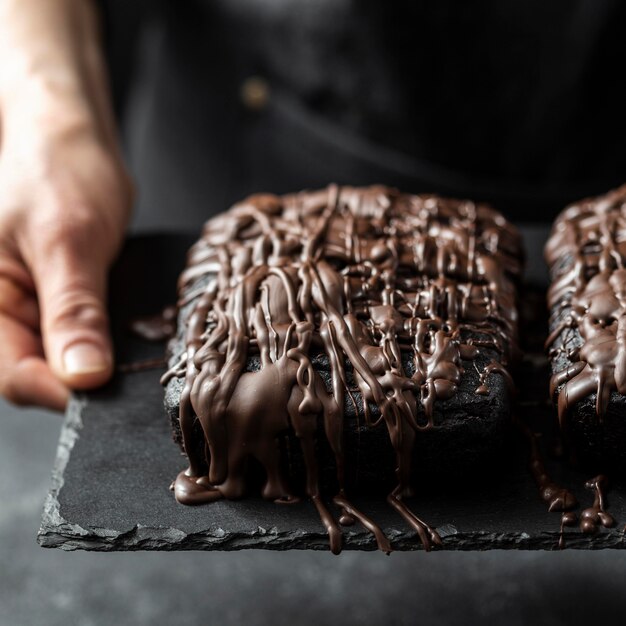 パティシエが持つ高角度のチョコレートケーキ