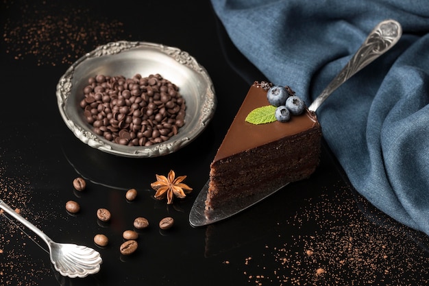 チョコレートチップとチョコレートケーキスライスの高角度