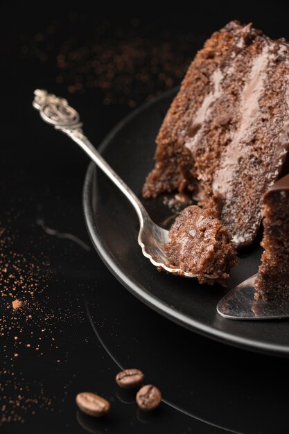 Высокий угол кусочка шоколадного торта ложкой