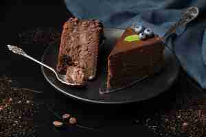 Foto gratuita alto angolo di fette di torta al cioccolato con cucchiaio