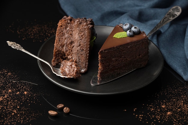 Высокий угол кусочков шоколадного торта ложкой