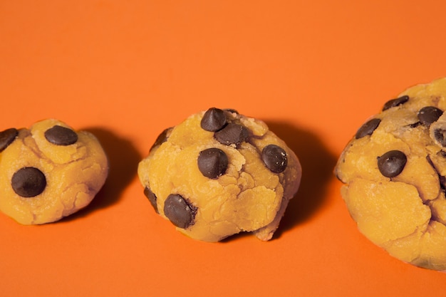 Pasta biscotto con gocce di cioccolato ad alto angolo