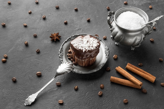 Free photo high angle of chocolate dessert with cinnamon sticks