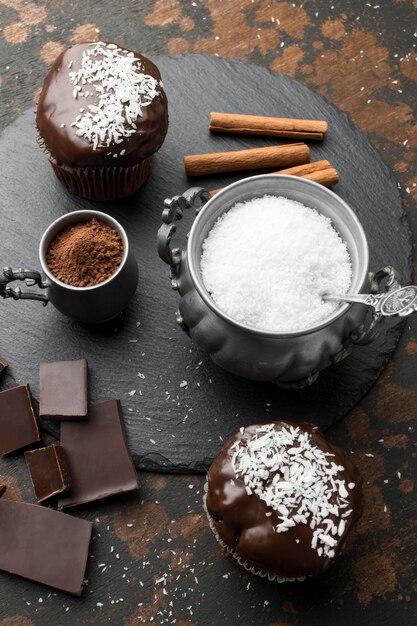 슬레이트에 코코넛 플레이크를 곁들인 높은 각도의 초콜릿 디저트