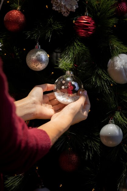 高角度のクリスマスツリーの飾り