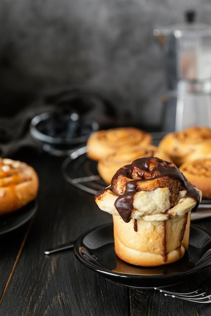 Foto gratuita rotolo alla cannella ad alto angolo con cioccolato