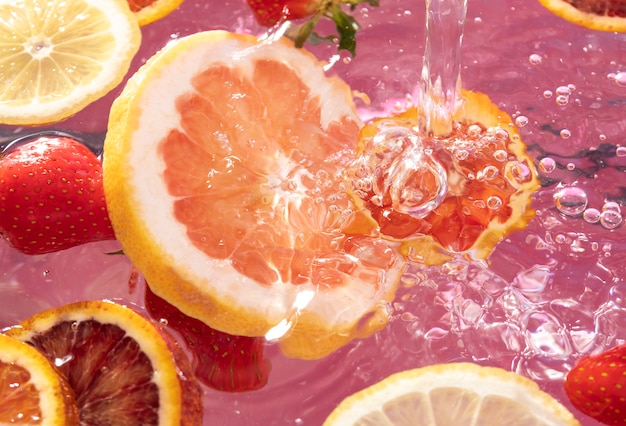 ハイアングルの柑橘類とイチゴのアレンジメント