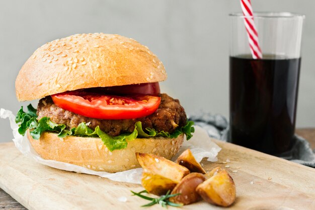 ハンバーガーとフライドポテトの木の板の高角度のクローズアップ