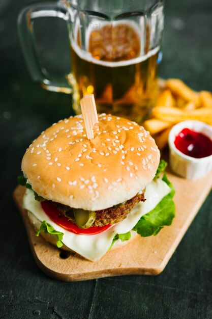 プレート上のフライドポテトとハイアングルクローズアップバーガー