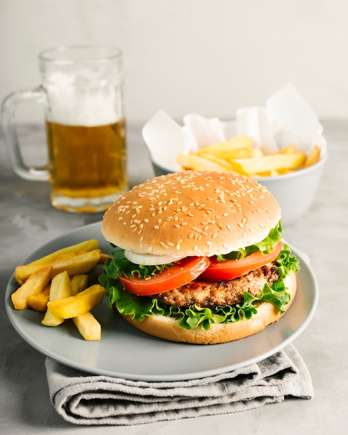 プレート上のフライドポテトとハイアングルクローズアップバーガー